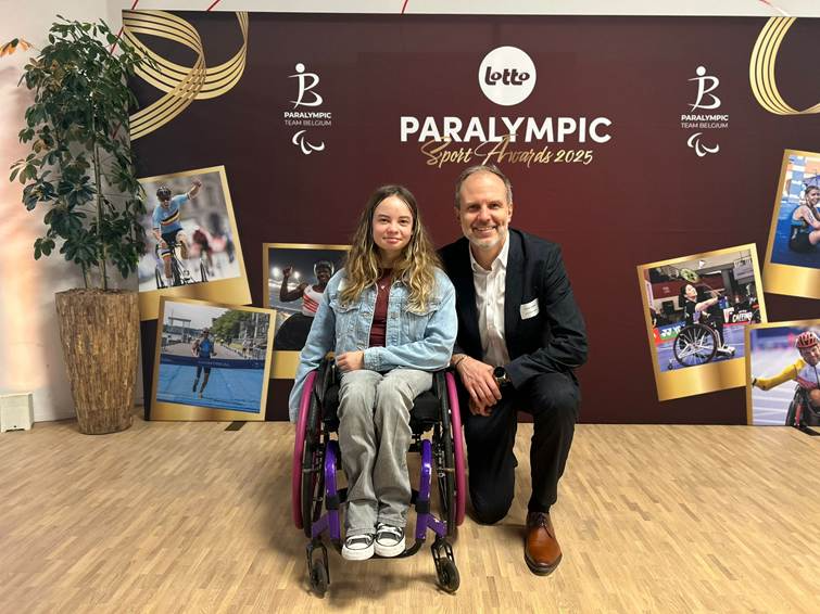 Une image contenant habits, chaussures, personne, Visage humain

Le contenu généré par l’IA peut être incorrect.